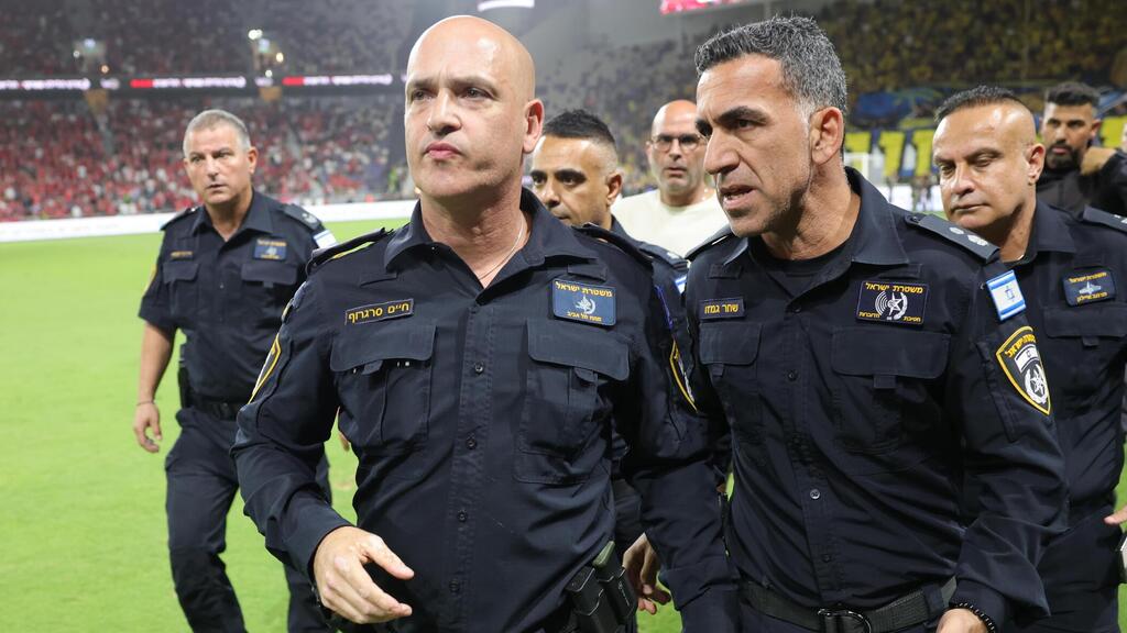 מפקד מחוז ת"א חיים סרגרוף בדרבי התל-אביבי שפוצץ (צילום: עוז מועלם) שוטרים בדרבי התל אביבי מפקד מחוז ת"א חיים סרגרוף