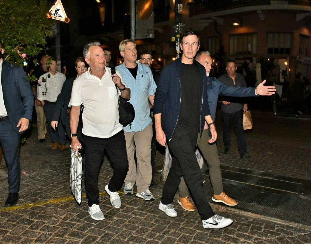 מוכנים לעשות לכם פפראצי בכל ערב. ג'ארד קושנר וסטיב וויטקוף (צילום: אמיר מאירי ) סטיב ויטקוף ג'ארד קושנר פפראצי בתל אביב