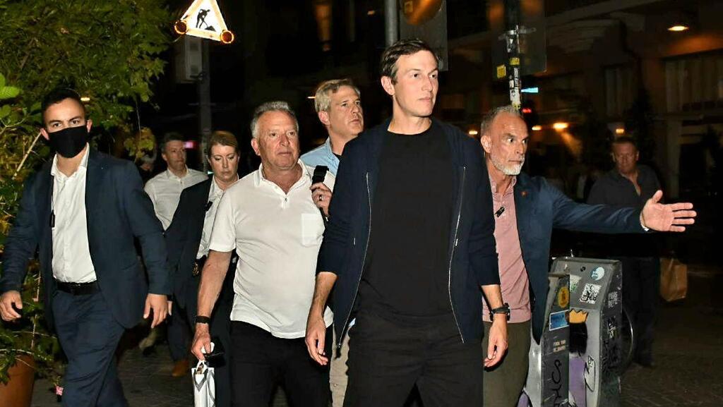 ג'ארד קושנר וסטיב ויטקוף בכניסה למסעדת פרא, לפני כחודש. המסעדה עלתה לכותרות בעקבות ביקורים מתוקשרים של השניים במקום (צילום: אמיר מאירי ) סטיב ויטקוף ג'ארד קושנר פפראצי בתל אביב