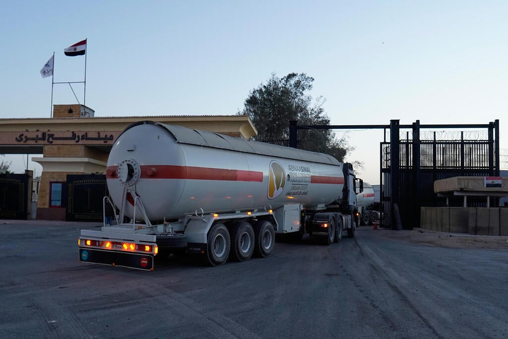 A gas truck enters the Gaza Strip (Photo: AP Photo/Mohamed Arafat) משאיות סיוע שנכנסות לעזה