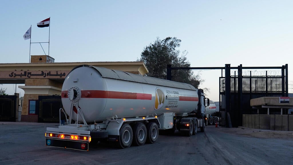 היקף הסיוע ההומניטרי לעזה גדל משמעותית (צילום: AP Photo/Mohamed Arafat) משאיות סיוע שנכנסות לעזה