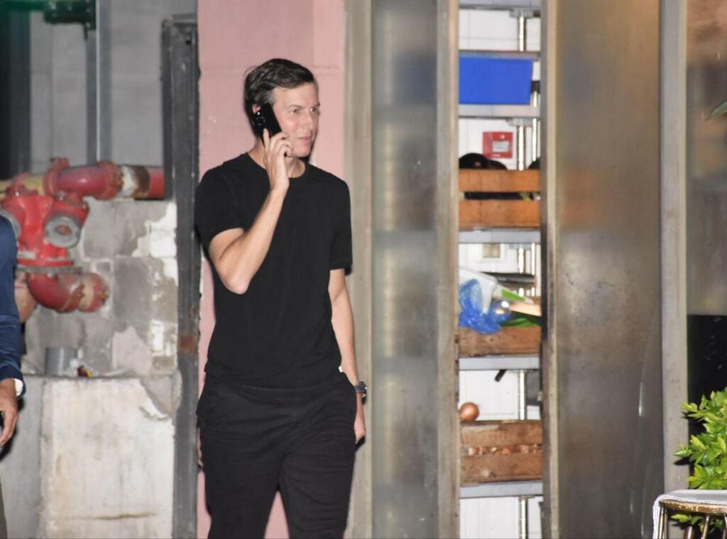 זה טראמפ על הקו? ג'ארד קושנר (צילום: אמיר מאירי ) סטיב ויטקוף ג'ארד קושנר פפראצי בתל אביב
