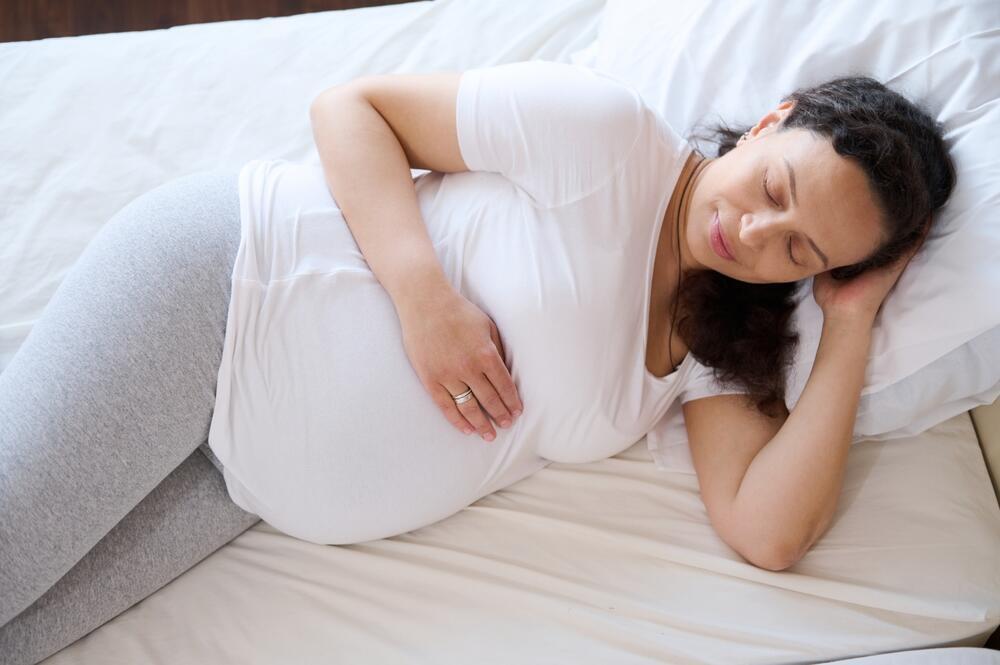 שינה על הצד - עדיפה בשלבים מתקדמים (צילום: shutterstock) טפשת היריון