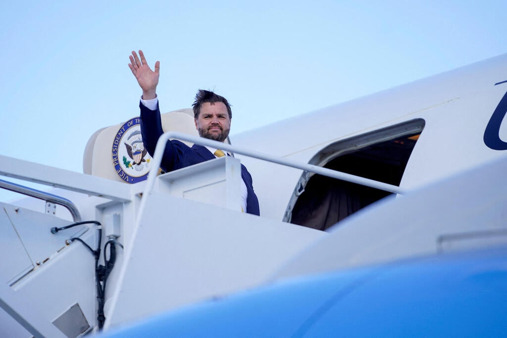 US Vice President J.D. Vance (Photo: Nathan Howard/Pool via REUTERS) מרילנד ארה"ב סגן הנשיא ג'יי די ואנס עולה על מטוס אייר פורס 2 בדרך לישראל