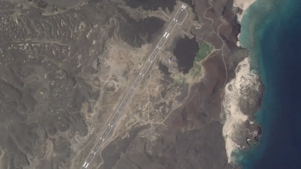 מסלול ההמראה החדש שהוקם באי זוקאר (צילום: Planet Labs PBC via AP) מסלול ההמראה החדש שהוקם באי זוקאר