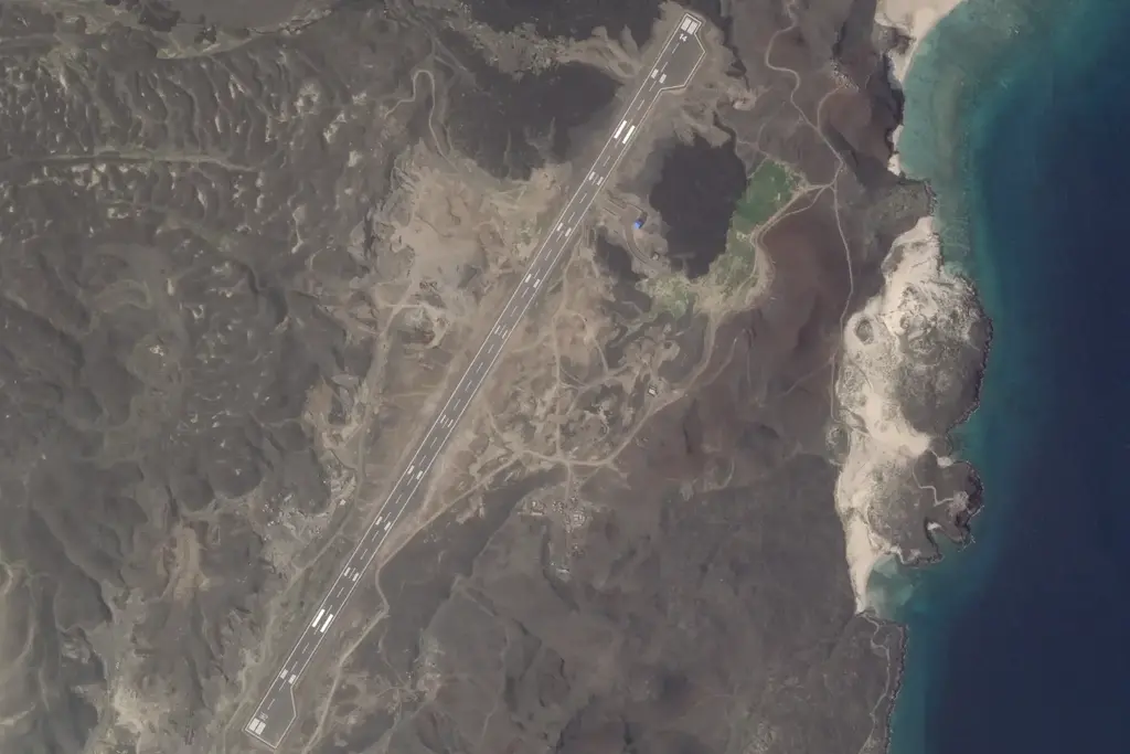 Mysterious airstrip built on Zuqar Island (Photo: Planet Labs PBC via AP) מסלול ההמראה החדש שהוקם באי זוקאר