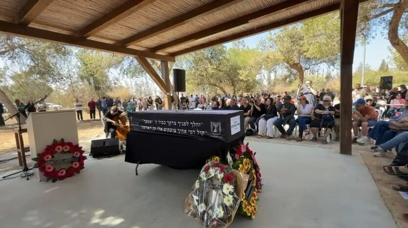 "מבחינתך הקיבוץ האהוב נשאר כמו שהכרת אותו" (צילום: דוברות ניר עוז) הלווייתו של אליהו (צ'רצ'יל) מרגלית שגופתו הוחזרה בעסקה משבי חמאס
