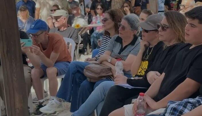 "צ׳רצ׳ול, צ׳ורצ׳יל, אתה חסר". ההלוויה בניר עוז (צילום: דוברות ניר עוז) הלווייתו של אליהו (צ'רצ'יל) מרגלית שגופתו הוחזרה בעסקה משבי חמאס