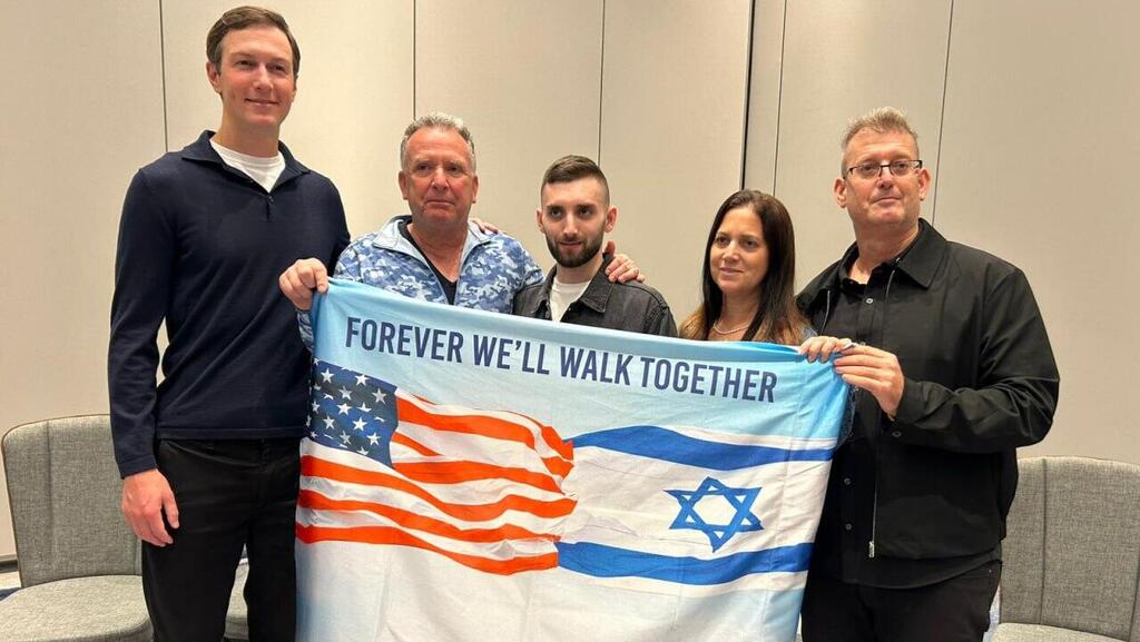 וויטקוף וקושנר עם מתן אנגרסט (צילום: מטה משפחות החטופים) שורדי שבי נפגשו עם וויטקוף וקושנר