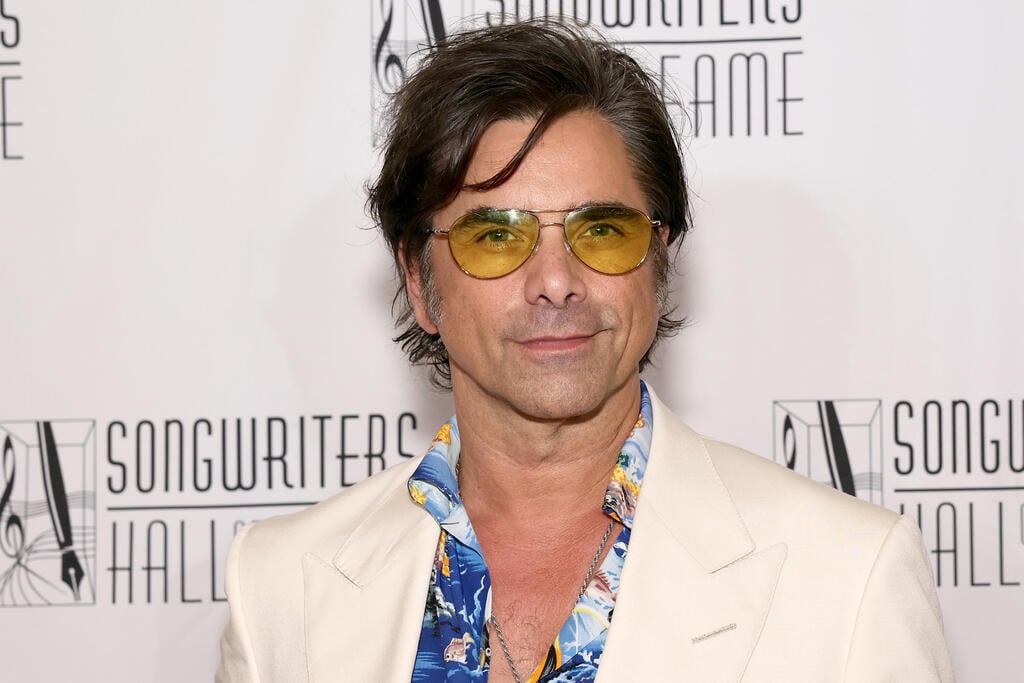 יוצא להגנת דודה בקי. ג'ון סטיימוס (Theo Wargo/Getty Images for Songwriters Hall Of Fame) ג'ון סטיימוס