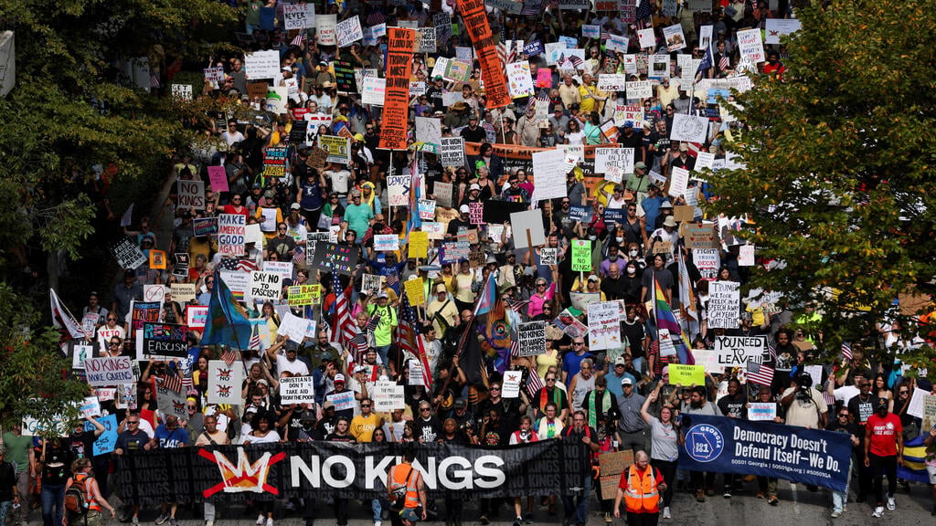 'No kings' protest (Photo: REUTERS/Alyssa Pointer) אטלנטה הפגנה נגד נשיא ארה"ב טראמפ במסגרת מחאת no kings 18 באוקטובר
