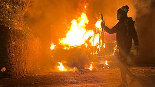 אירלנד הפגנות מחוץ למלון של מבקשי מקלט ב דבלין