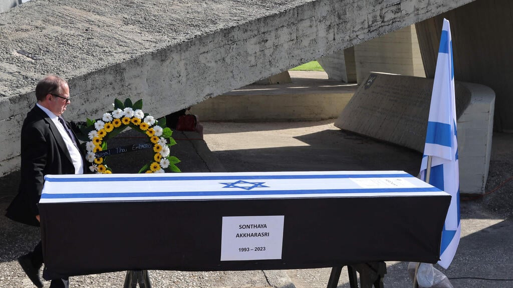 טקס פרידה מסונטיה אוק'קראסרי בנתב"ג, לפני השבת גופתו לתאילנד
