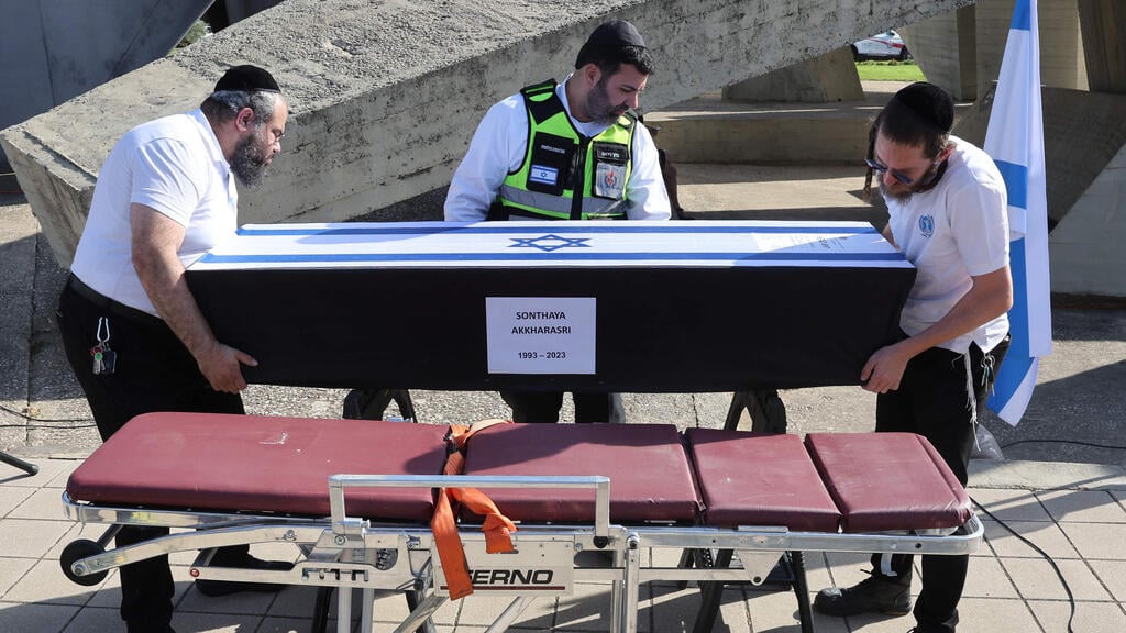 טקס פרידה מסונטיה אוק'קראסרי בנתב"ג, לפני השבת גופתו לתאילנד