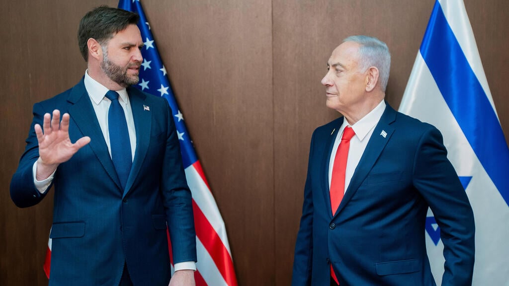 נתניהו הובך, ואנס נעלב (צילום: Nathan Howard/The New York Times via AP, Pool) פגישתם של ראש הממשלה בנימין נתניהו וסגן נשיא ארה"ב ג'יי די ואנס