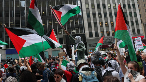 Trump policy flags anti-Israel activism in green card reviews, report says