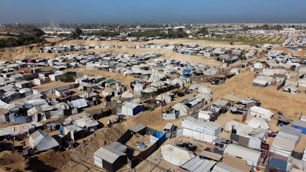 "עזה תקום שוב, אין ספק", הבטיח ארדואן. מחנה אוהלים בדיר אל-בלח (צילום: REUTERS/Dawoud Abu Alkas) דיר אל בלח עזה אוהלים בפליטים
