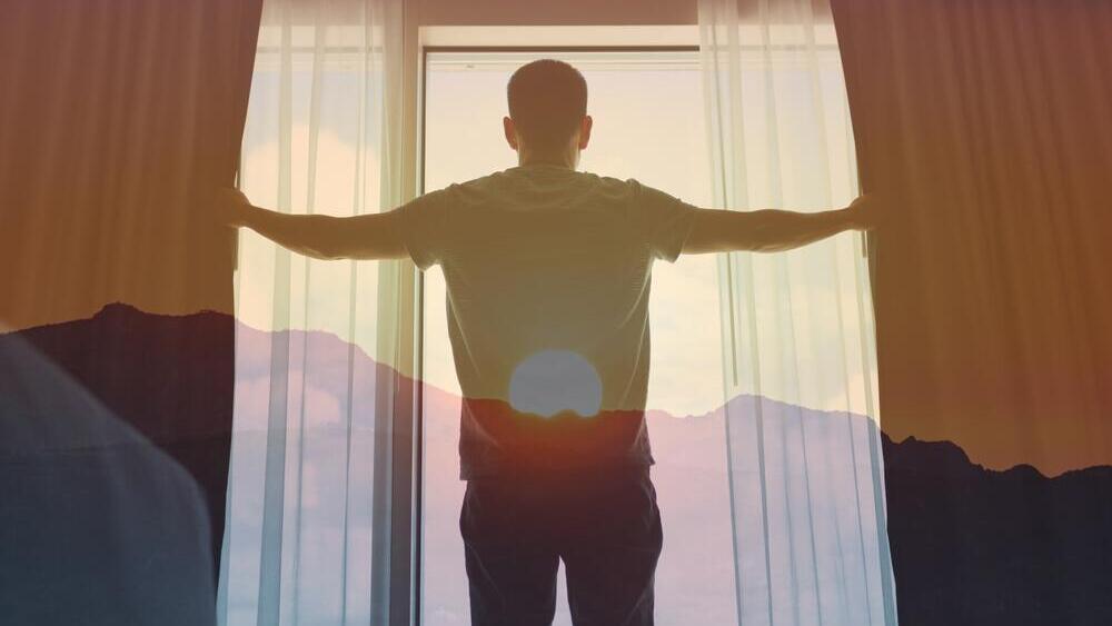 מעודדת יצור הורמון הסרוטונין. חשיפה לאור השמש (צילום: shutterstock) אור השמש