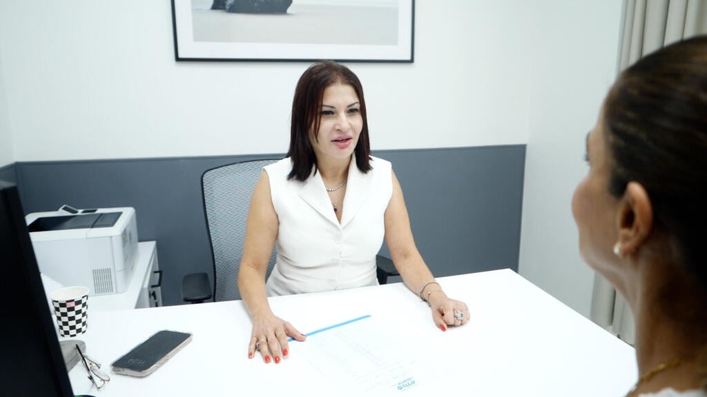 "כאשר הנשים חוזרות לביקורת אחרי הניתוח הן בעננים" (מתוך הכתבה) ד"ר שרית כהן כללית אסתטיקה מאמי מייקאובר