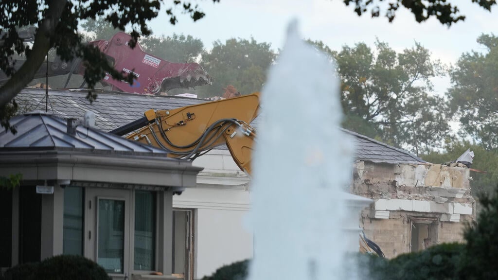 Photo: AP/ Jacquelyn Martin עבודות הריסה של האגף המזרחי אגף מזרחי הבית הלבן לצורך הקמת אולם נשפים שבונה שם נשיא ארה"ב טראמפ 22 באוקטובר