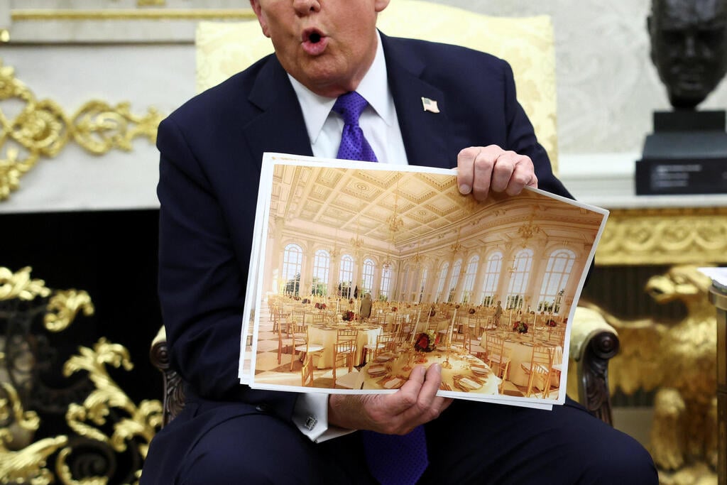 צילום: REUTERS/Kevin Lamarque נשיא ארה"ב טראמפ מציג הדמיה של אולם נשפים חדש שבנייתו החלה ב הבית הלבן