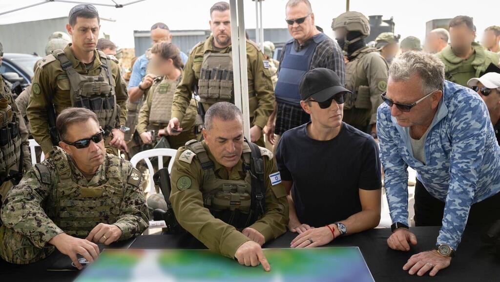 Witkoff and Kushner with IDF chief of staff Eyal Zamir (Photo: IDF) הרמטכ"ל אייל זמיר בעזה עם סטיב וויטקוף, ג'ארד קושנר ומפקד סטנקום, אדמירל בראד קופר