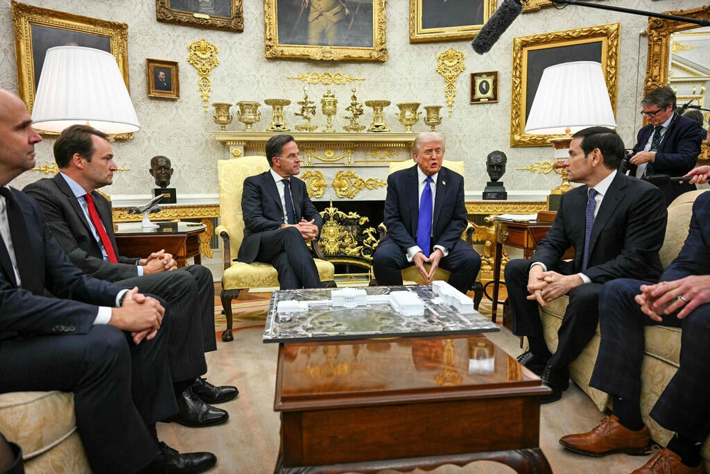 צילום: Jim WATSON / AFP דגם של הבית הלבן ו אולם נשפים חדש ש נשיא ארה"ב טראמפ בונה שהוצב ב החדר הסגלגל