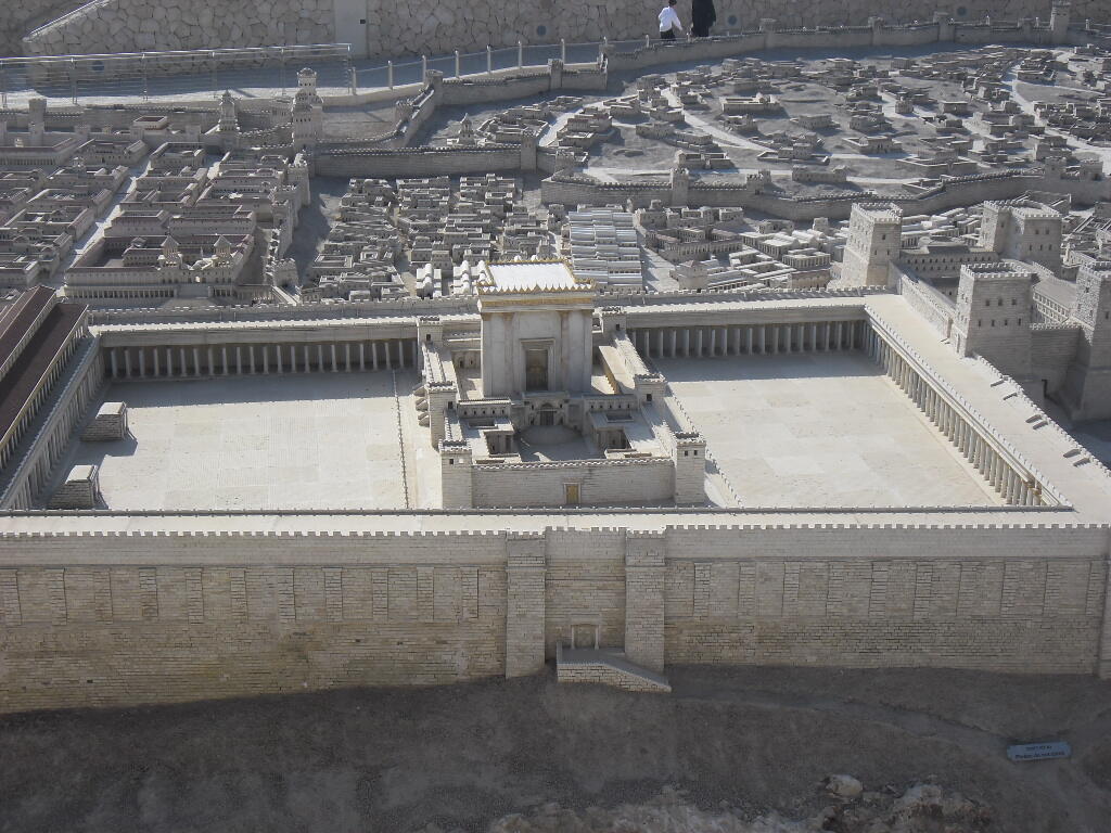 A model of the Second Temple (Photo: Kikar Hashabat) דגם של בית המקדש, בתוך דגם ירושלים בסוף ימי בית שני