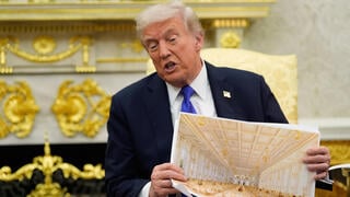 נשיא ארה"ב טראמפ מציג הדמיה של אולם נשפים חדש שבנייתו החלה ב הבית הלבן