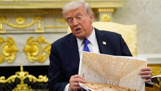 נשיא ארה"ב טראמפ מציג הדמיה של אולם נשפים חדש שבנייתו החלה ב הבית הלבן