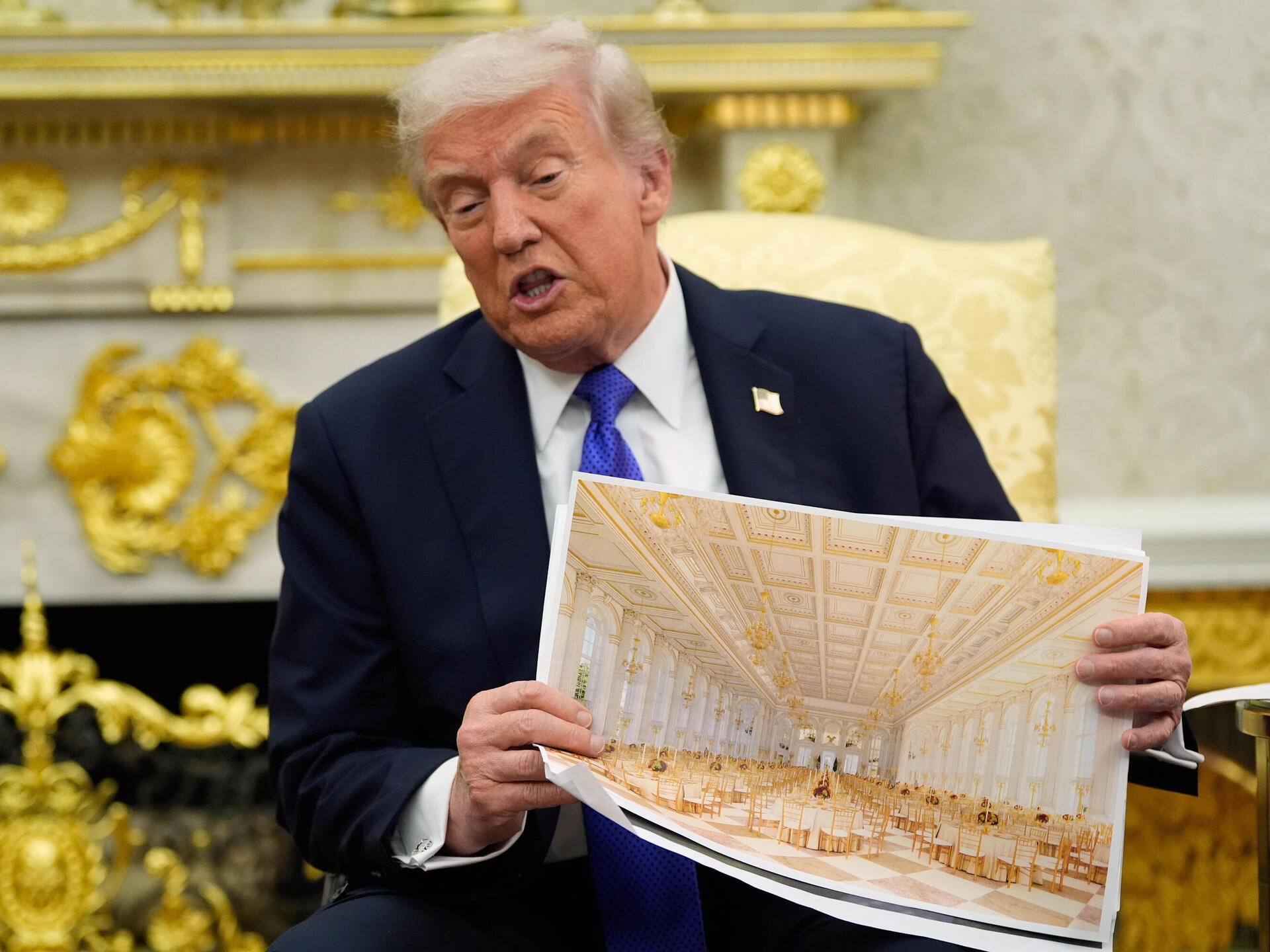 נשיא ארה"ב טראמפ מציג הדמיה של אולם נשפים חדש שבנייתו החלה ב הבית הלבן (צילום: AP Photo/Alex Brandon) נשיא ארה"ב טראמפ מציג הדמיה של אולם נשפים חדש שבנייתו החלה ב הבית הלבן