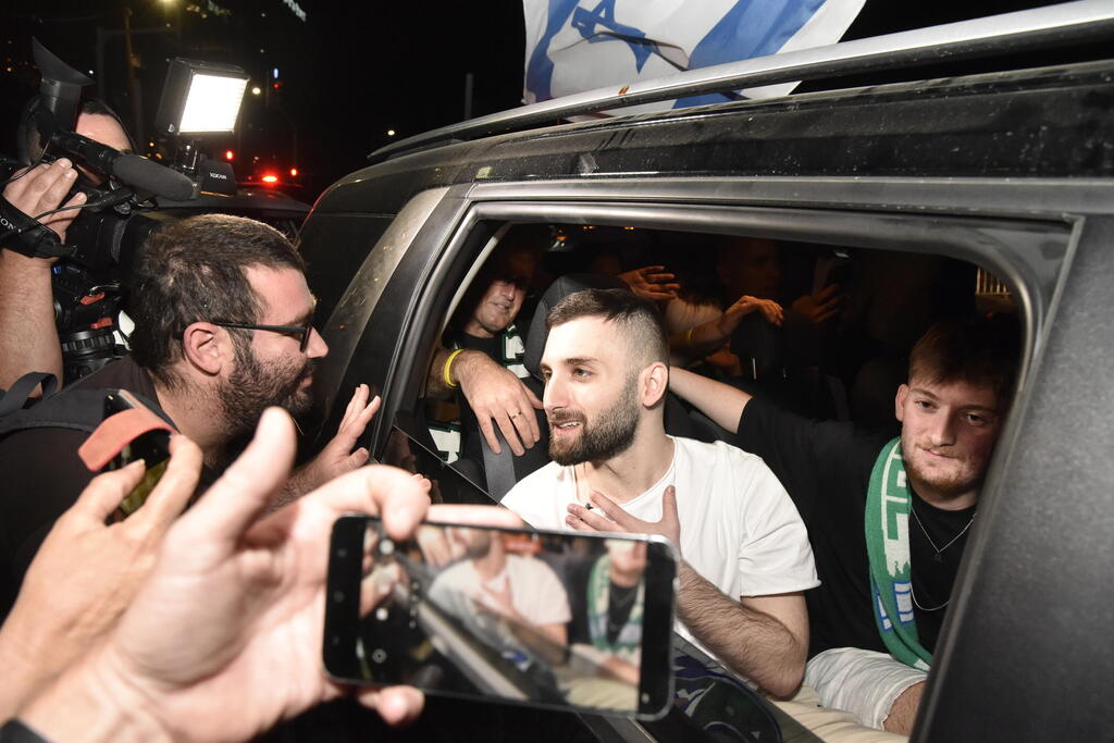 Matan comes home after his release from Hamas captivity (Photo: Sharon Tzur) שורד השבי מתן אנגרסט עוצר באצטדיון סמי עופר בדרך חזרה לביתו בקריית ביאליק