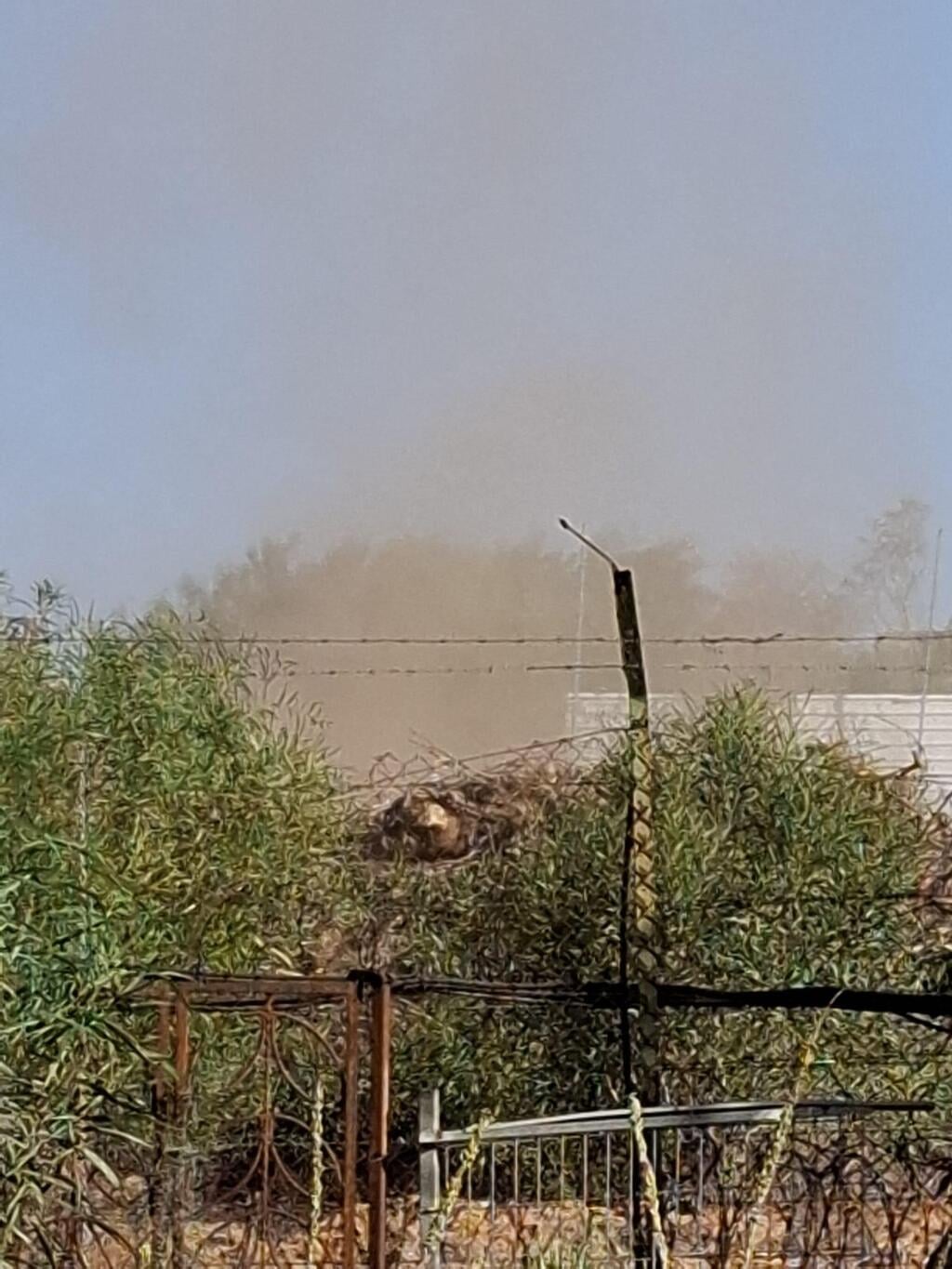 ענני האבק המזוהם ברמת השרון, כפי שצולם מחצר ביתה של קרן אשל (צילום: באדיבות קרן אשל) ענני האבק המזוהם והרעיל ברמת השרון, כפי שצולם מחצר ביתה של קרן אשל
