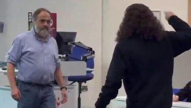 רעולי פנים פרצו להרצאה של פרופ