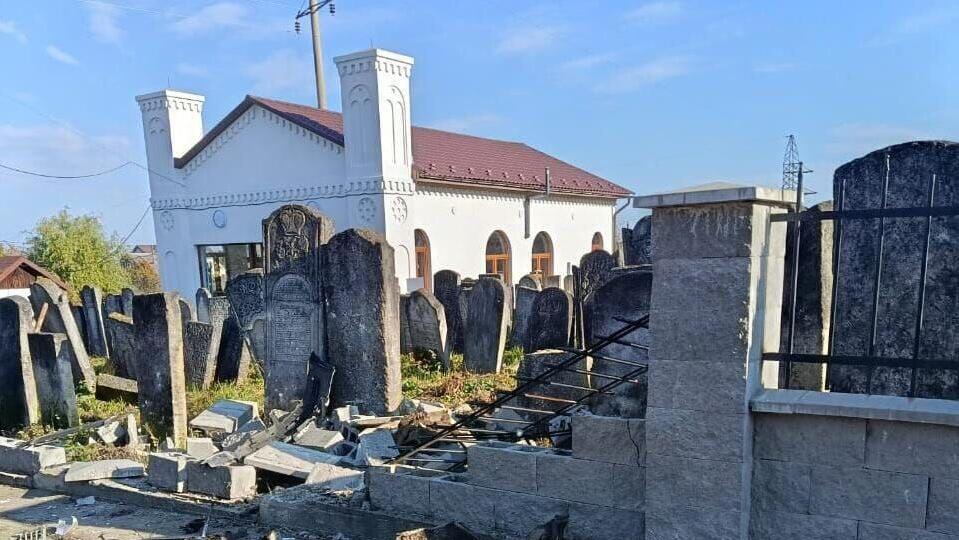 The danaged tombstones הקברים שהושחתו