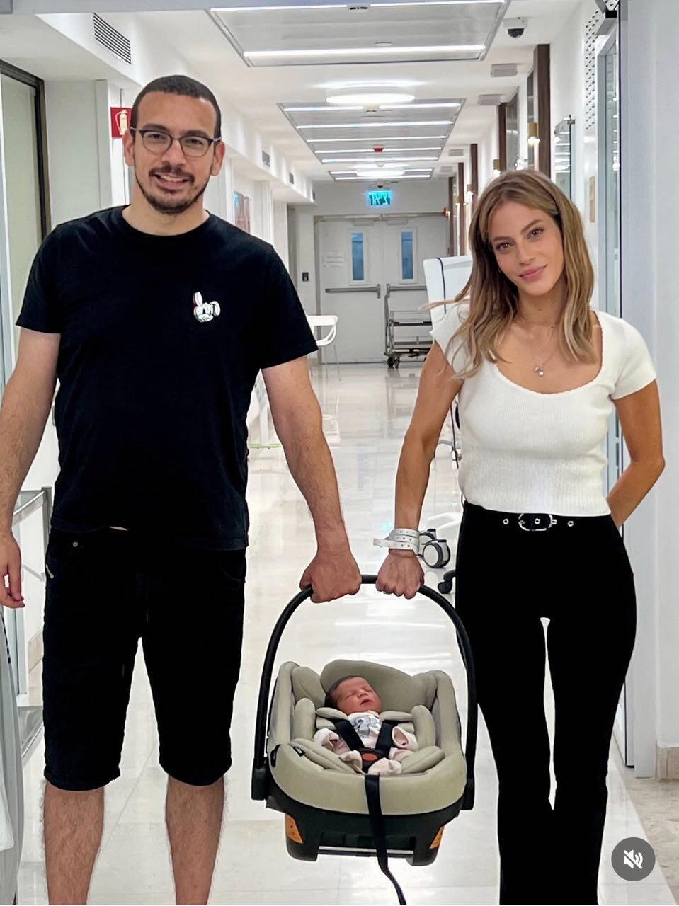 אמא ואבא. יולן כהן ובעלה שי בן מאור, עם בתם הבכורה (צילום מסך: אינסטגרם ) יולן כהן אמא פונדקאות