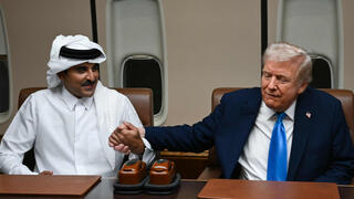 דונלד טראמפ עם האמיר תמים בן חמד אל-ת'אני וראש הממשלה מוחמד בן עבד א-רחמן אל-ת'אני ב"אייר פורס 1"