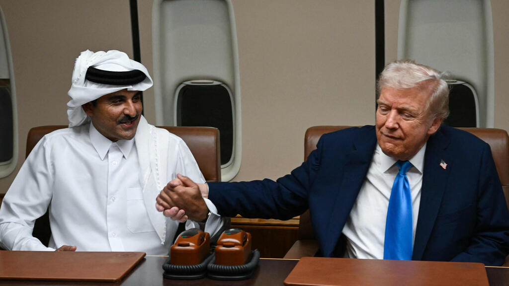 דונלד טראמפ עם האמיר תמים בן חמד אל-ת'אני וראש הממשלה מוחמד בן עבד א-רחמן אל-ת'אני ב"אייר פורס 1"