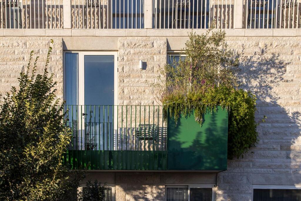 שילוב של אבנים ירושלמיות מקוריות וחדשות (צילום: נמרוד לוי) הבניין הנסתר בשכונת נחלאות, יומא אדריכלים, בתים מבפנים ירושלים
