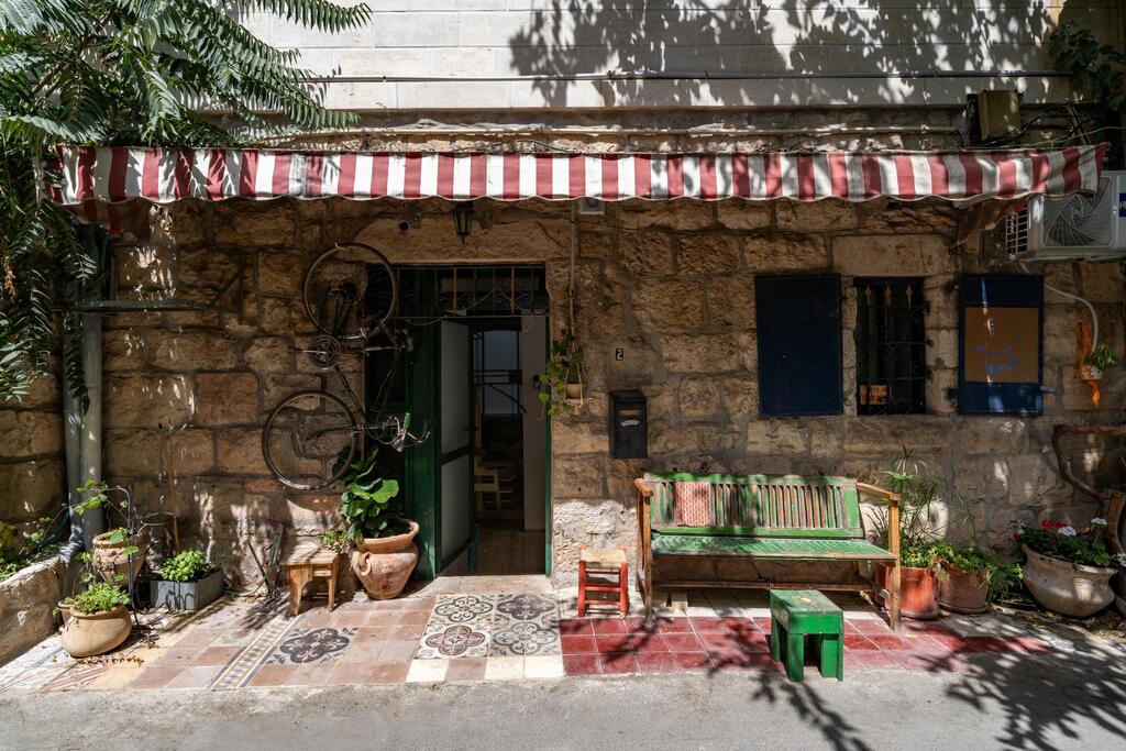 טחנת הקמח בעין כרם, על הרחוב הראשי (צילום: דניאל חנוך) טחנת הקמח בעין כרם, עמרי יהושפט, בתים מבפנים ירושלים