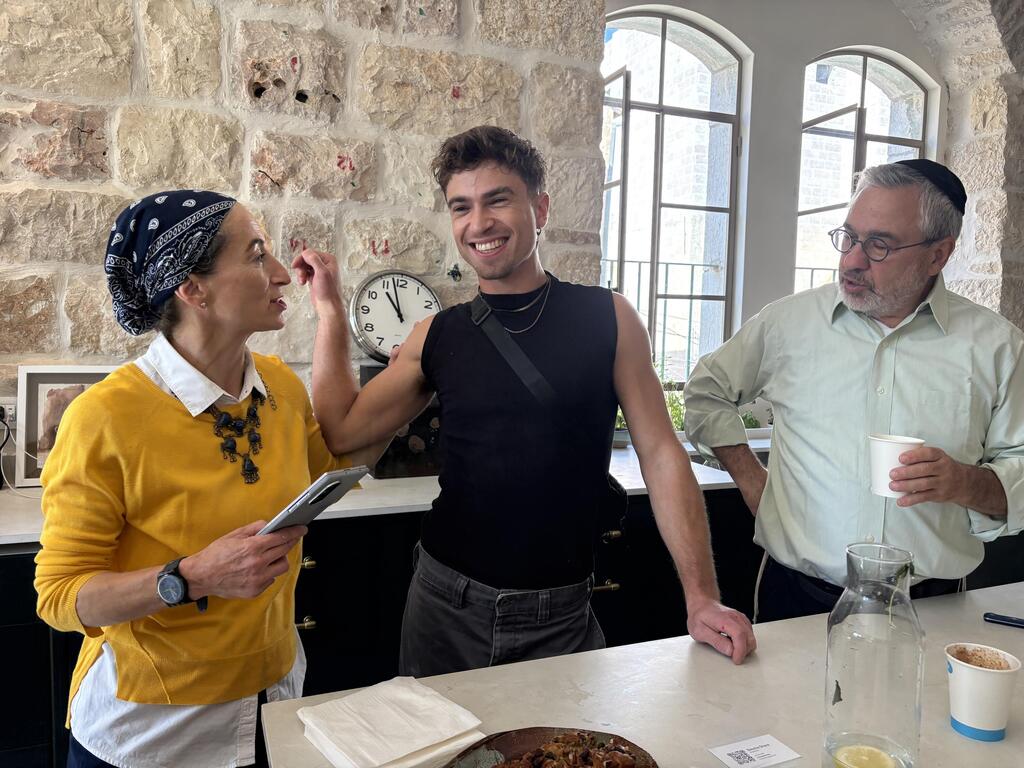 רפאל ורבקה שור עם בנם שמחה, מעצב הפנים שהוביל את הפרויקט (צילום: יוליה פריליק-ניב) רפאל ורבקה שור עם בנם שמחה, מעצב הפנים שהוביל את הפרויקט