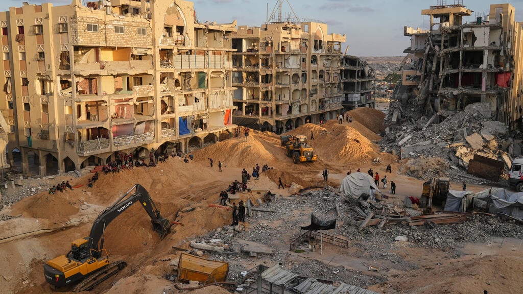 החיפושים בחאן יונס (צילום: AP Photo/Jehad Alshrafi) פעולות חיפוש אחר גופתו של עמירם קופר בעזה