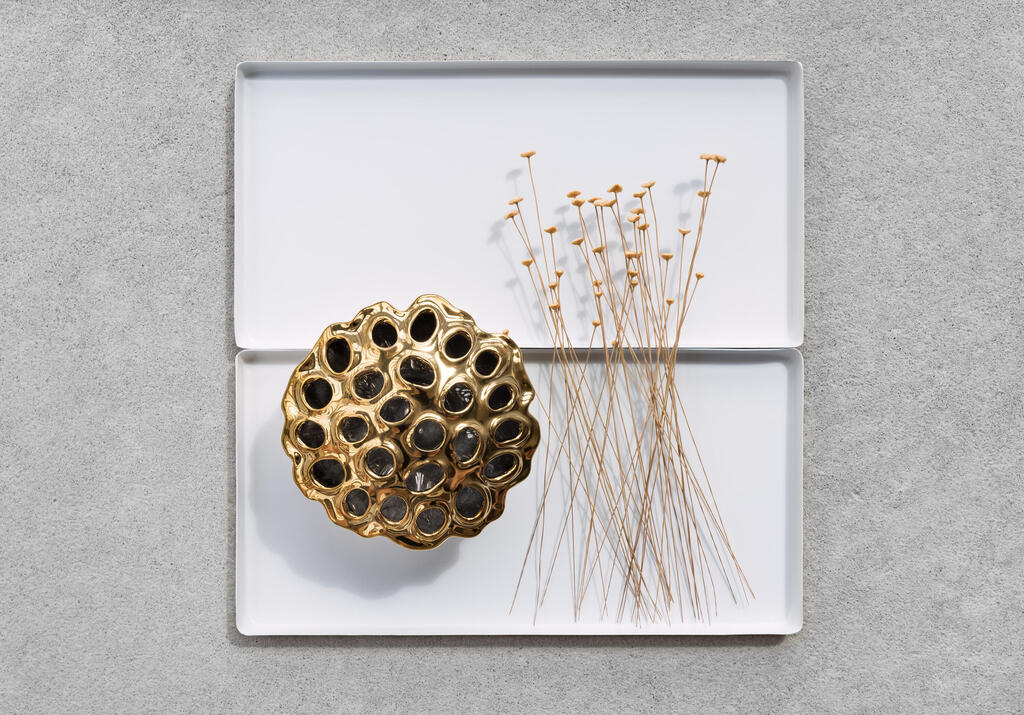 אגרטל מתכת בצורת תרמיל פרח הלוטוס (צילום: Modest Things shutterstock) אגרטל מתכת בצורת תרמיל פרח הלוטוס