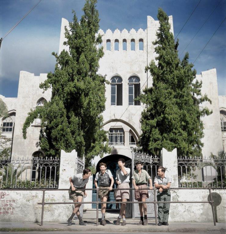 תלמידים מחוץ לגימנסיה הרצליה, שנות ה-40 (צילום: צילום: יעקב רוזנר, ארכיון הצילומים של קק"ל. צביעה: תמר הירדני) תלמידים מחוץ לגימנסיה