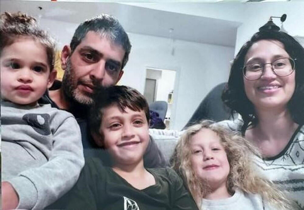 סמדר ורועי עידן ז"ל עם הילדים מיכאל, עמליה ואביגיל (צילום: מהאלבום המשפחתי) סמדר ורועי עידן ז"ל, עם הילדים מיכאל, עמליה ואביגיל