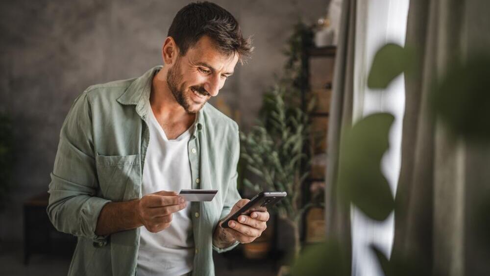 ''זה מתלבש לי כמו כפפה ליד''. האמנם? (צילום: shutterstock) התמכרות לקניות