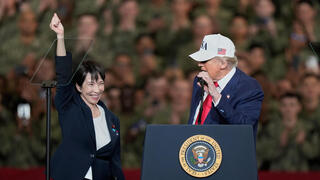 יוקוסוקה יפן נשיא ארה"ב דונלד טראמפ עם ראשת הממשלה סנאה טאקאיצ'י על נושאת המטוסים ג'ורג' וושינגטון בבסיס אמריקני ביוקוסוקה 