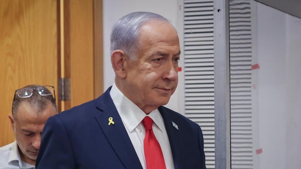יכריע במחלוקת. נתניהו (צילום: מרים אלסטר) נתניהו נכנס לאולם בית המשפט