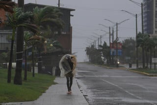 אדם הולך ברחובותיה הריקים של קינגסטון, עיר הבירה הג'מייקנית