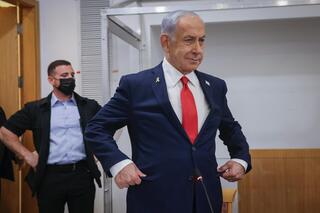 נתניהו נכנס לאולם בית המשפט